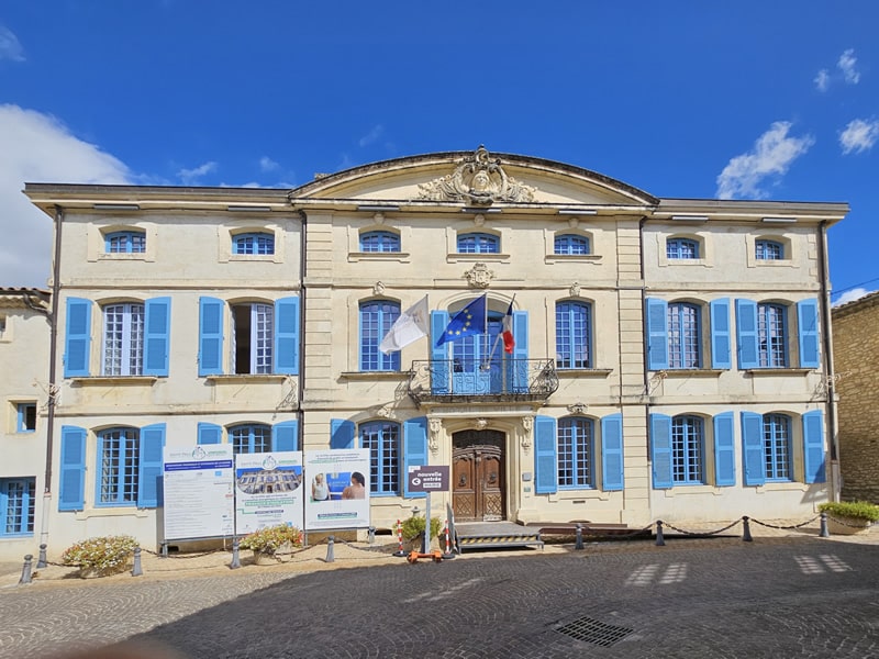 menuiseries bois à l'Hôtel de ville de saint-paul-trois-châteaux